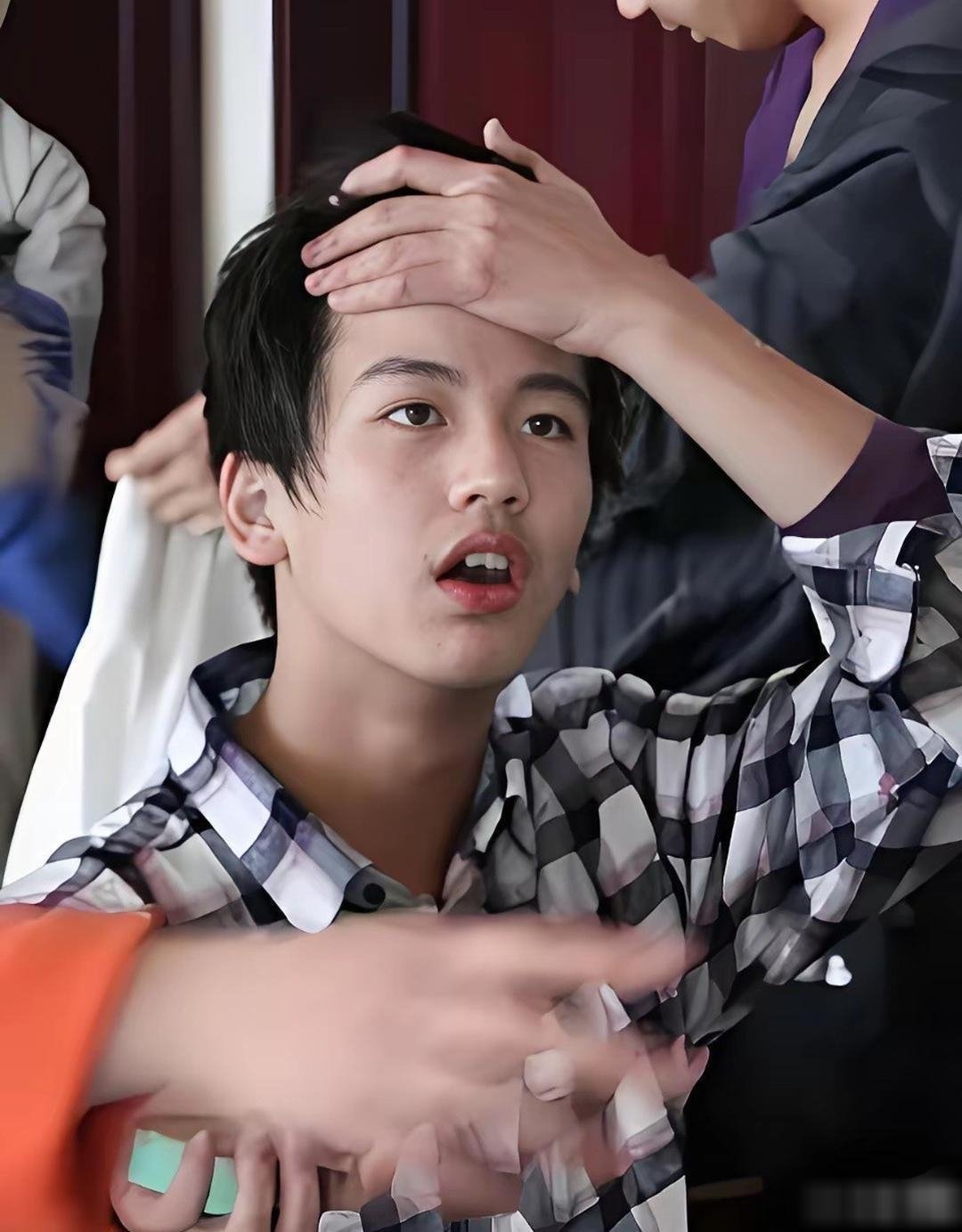 这是初中的张⁠‏凌⁠赫？你确定没骗我﻿？？？‎？‎‏ 
