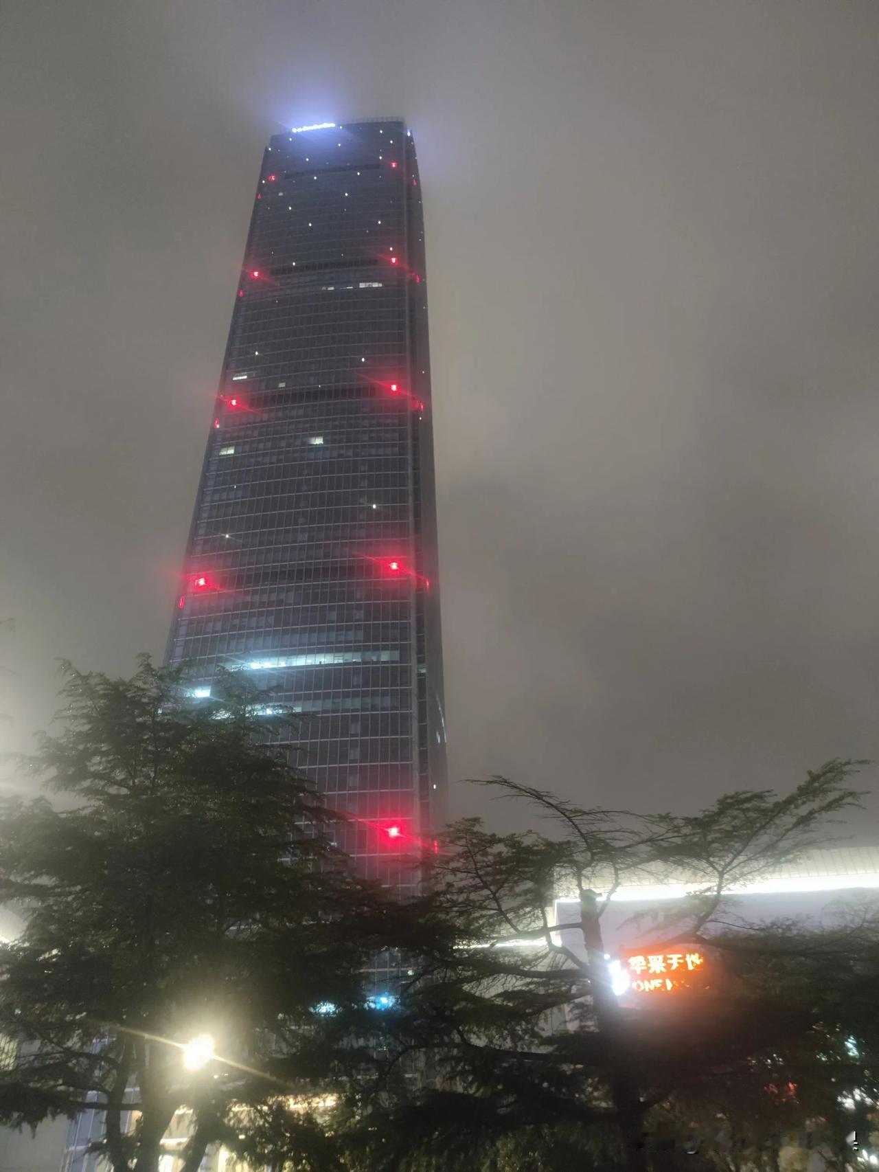 不知道这小红点干嘛用的

之前听说高层会在顶楼装一个信号灯，是为了便于飞机识别，