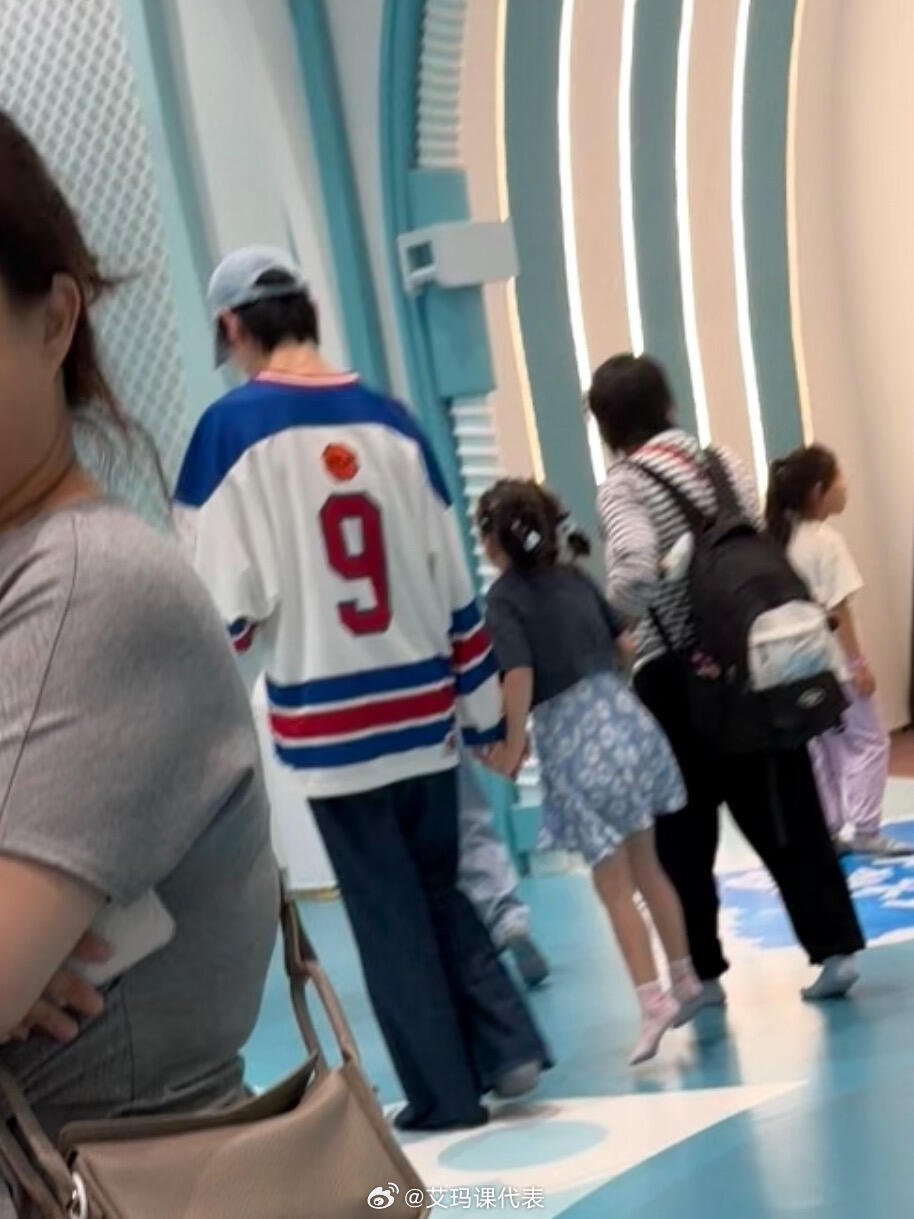 郭碧婷向佐女儿5岁身高郭碧婷向佐女儿长这么大了 游乐场偶遇郭碧婷向佐一家，5岁女