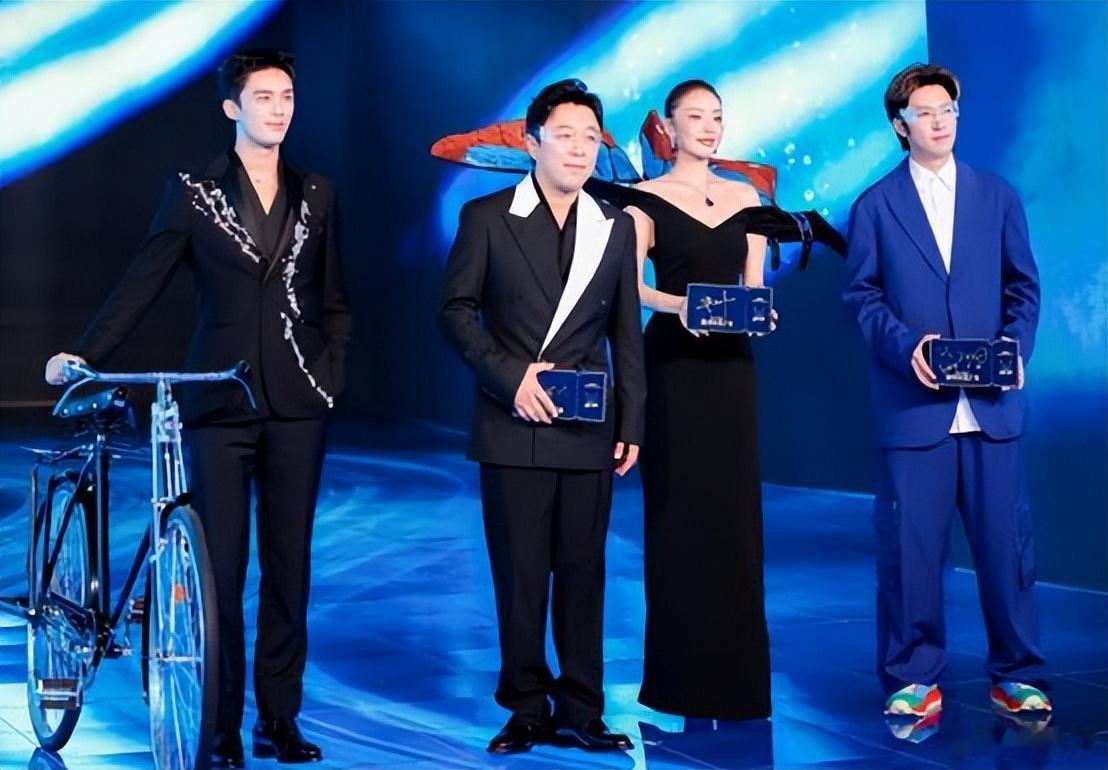 央视镜头下，被“素面朝天”的李思潼惊艳，不迎合审美却碾压全场 