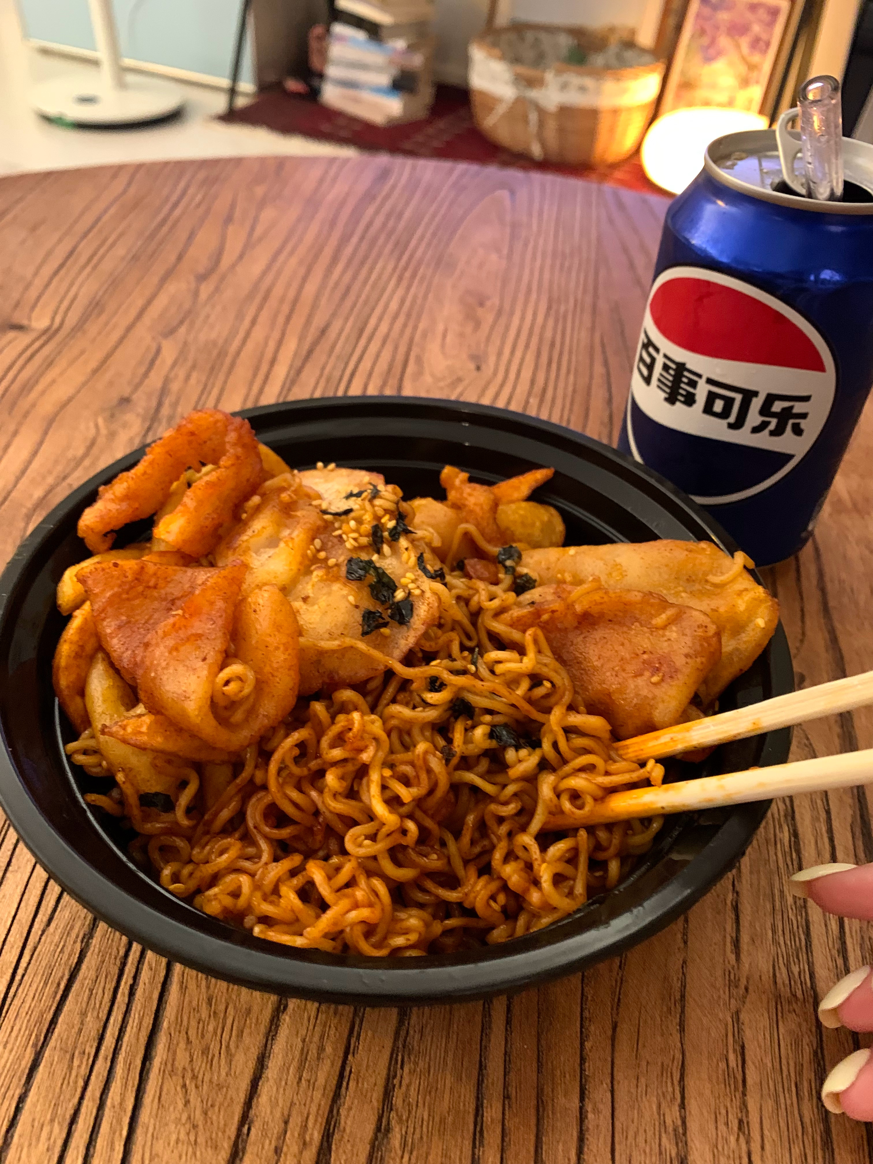 我在吃火鸡面+鸡柳+ 年糕+薯条！ 