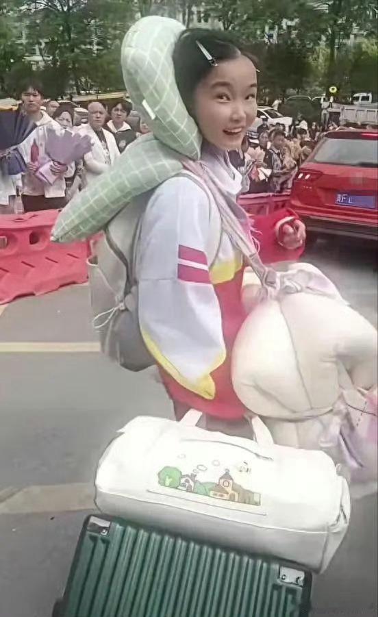 扛被褥出考场的贵州女孩考了590分成绩公布后女孩考出590分，分数达不到985、