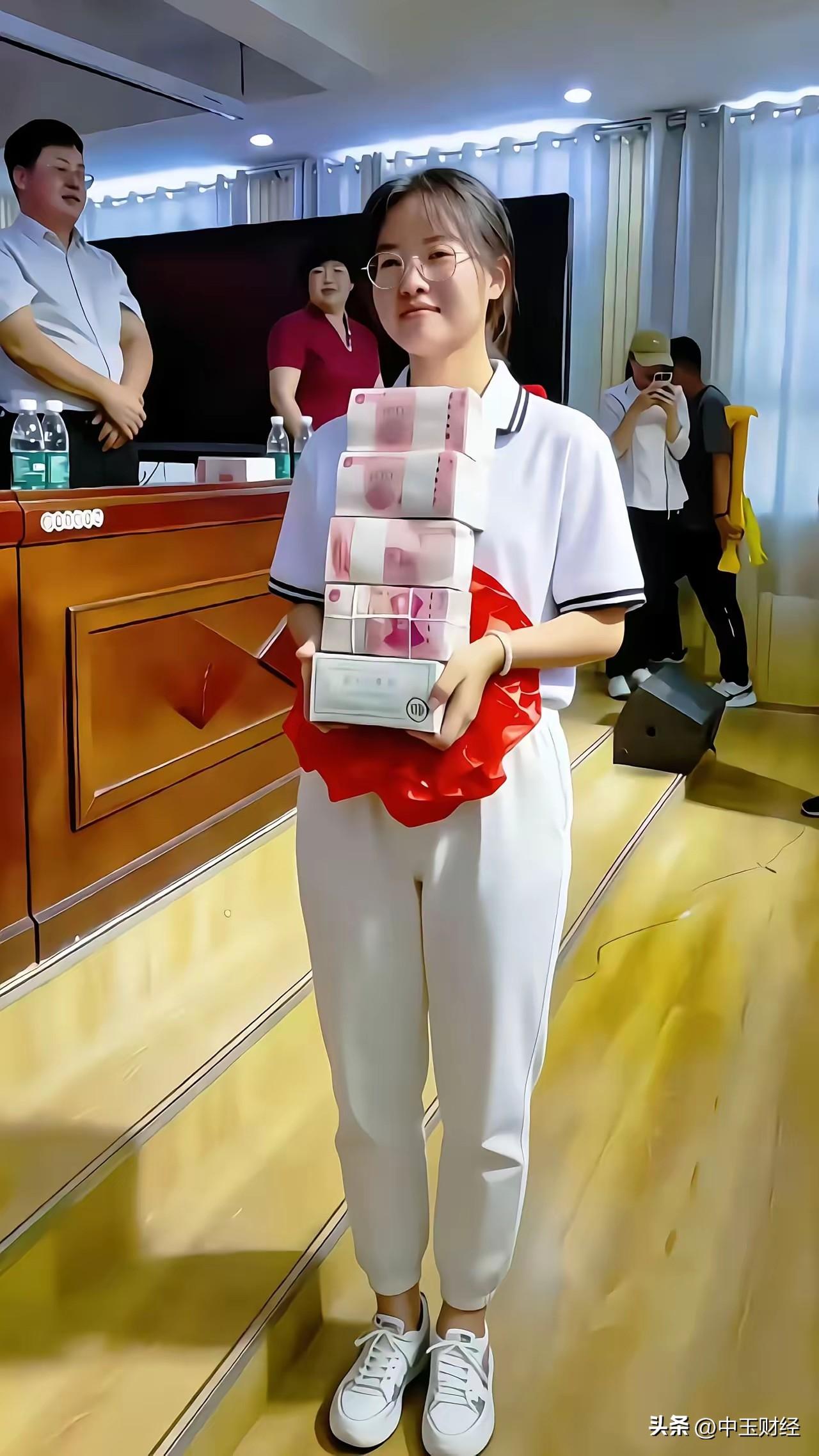 考上名校的区域状元该不该拿50万奖励，这事儿争议不小。像河南那女孩考上北大，母校