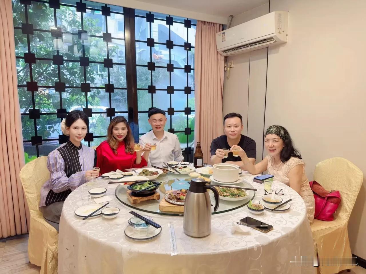 三五好友相聚，其乐通融。
但这可不是一般的同学朋友聚会，据说左二红衣女士大有来头