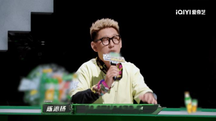 隔着屏幕都替被点评的选手捏汗，陈沁扬字字都戳在痛点上，搭配黑灯之后更是没人能躲得