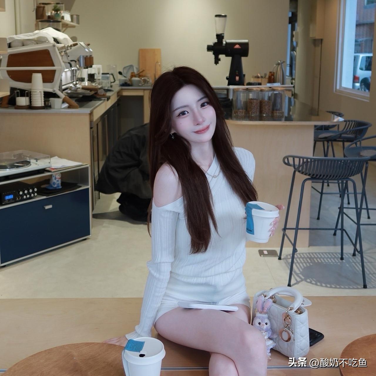 你会拒绝一个爱笑的美女妹妹吗?你问晚霞是什么颜色，我有些犯迷糊，一时答不上来，只