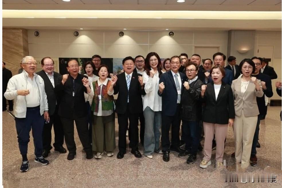 郑丽文所乘班机缓缓降落在台湾桃园机场，舱门打开的一刻，机场外早已分成两拨阵营的人