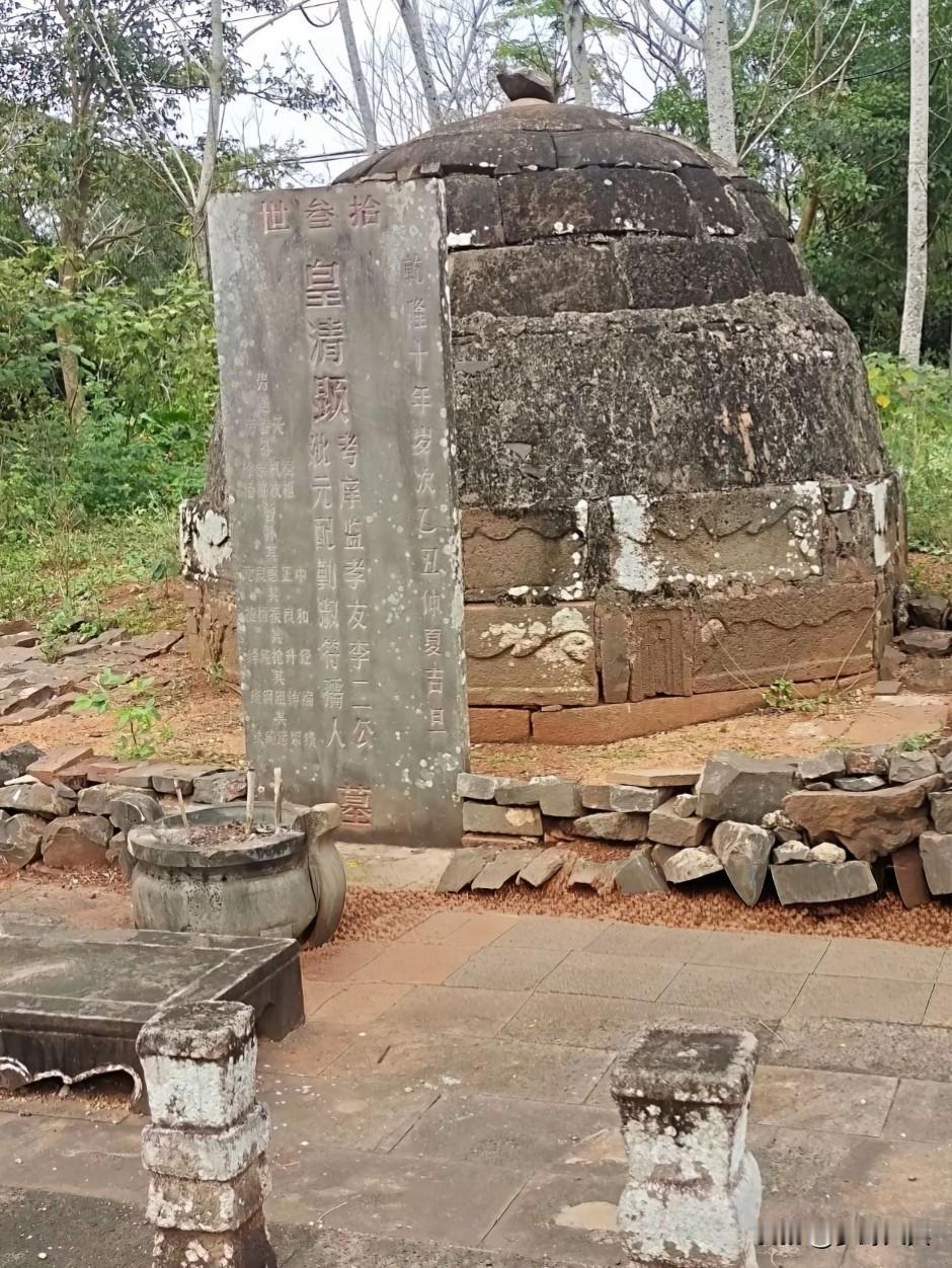 山上发现一座元代古墓，至今有600多年历史，在清代乾隆年间后代子孙重修过此墓，非