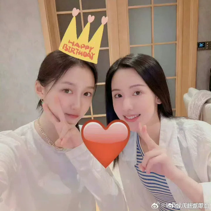 陈都灵包场关晓彤耀眼陈都灵包场关晓彤耀眼啦！！陈都灵包场关晓彤新剧友谊久久~就这