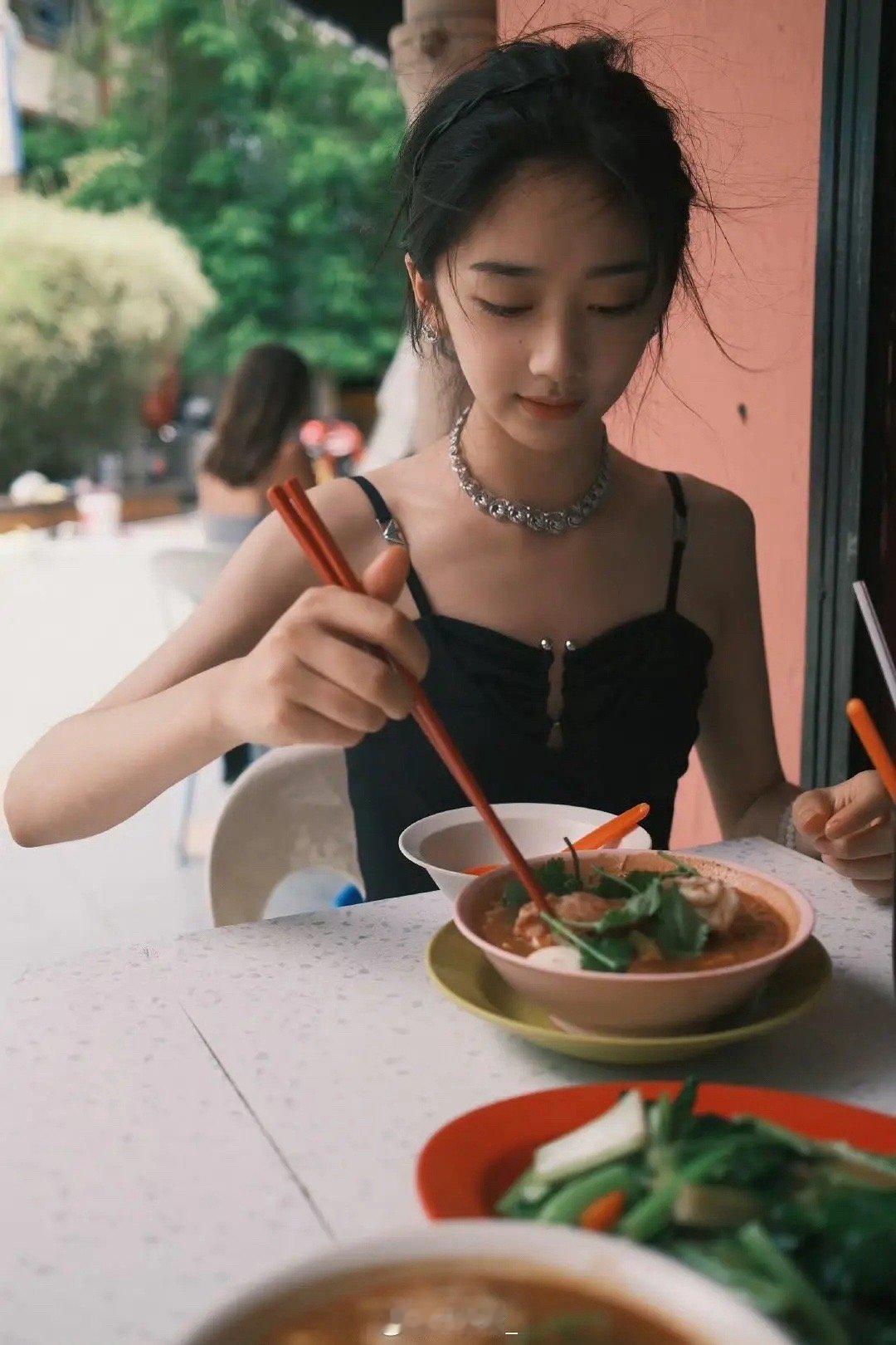 女明星是不是过于追求骨感了？看起来都没有骨头架子... ​​​