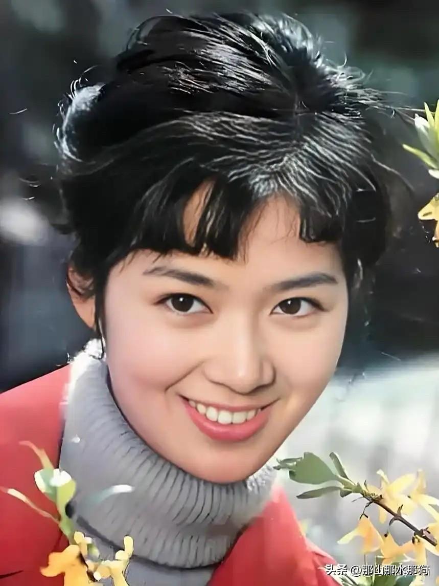 她是80年代初最美最红的女演员。她当年的演技、长相、气质全部在线。她却因为一句流