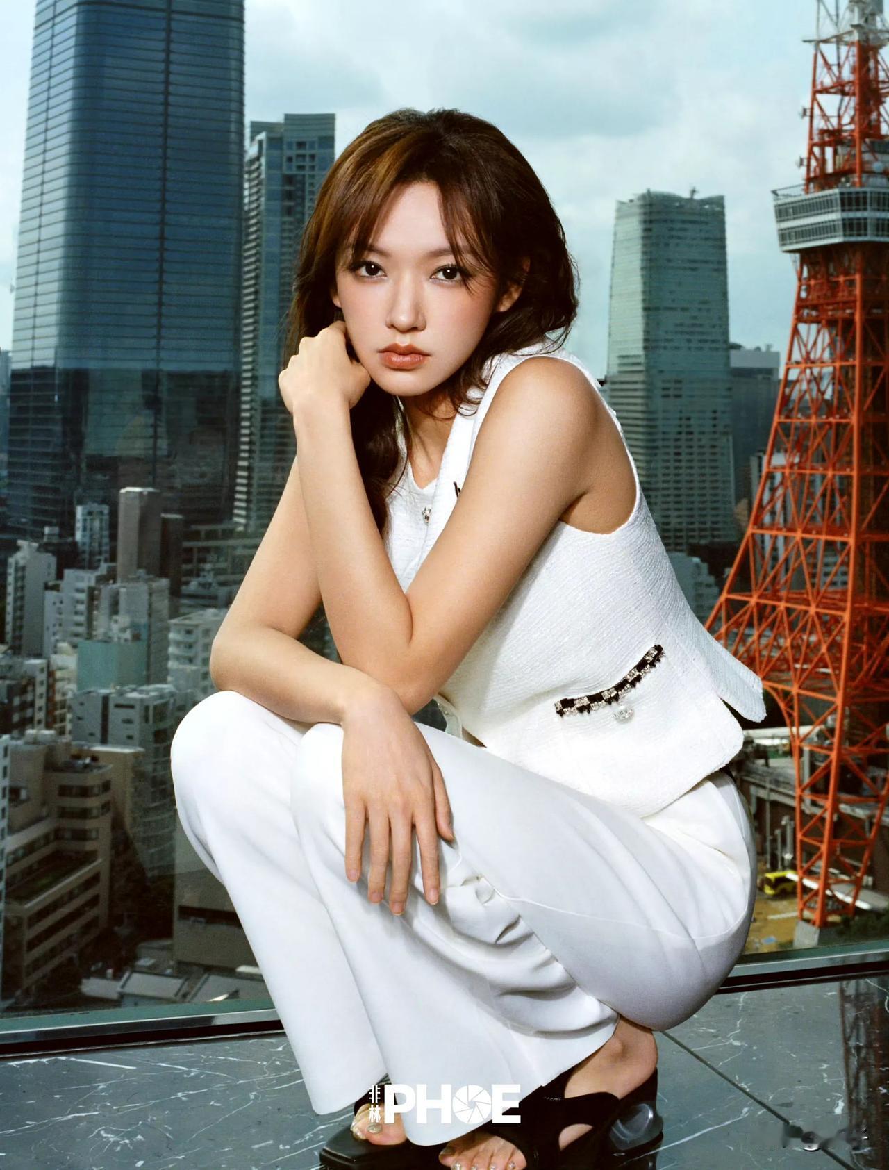 程潇《非林PHOE》封面大片时尚女王魅力四射，在程潇的世界里，夏日是一场永不停歇
