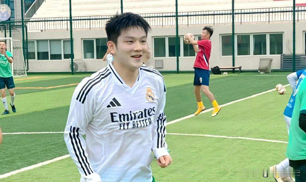 樊振东又开始踢足球了
樊振东参加完繁忙的各种宣传活动后，选择休假期间参与足球活动