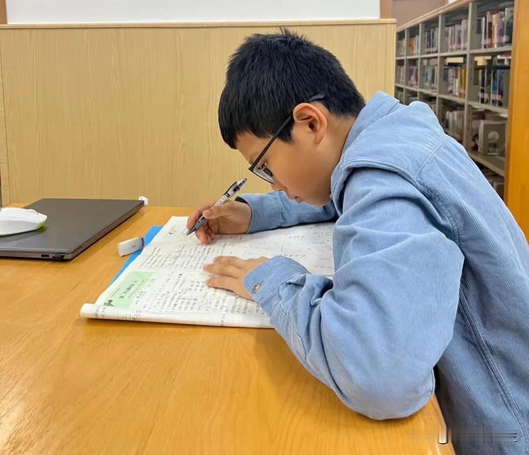 朋友小孩，他说自己在家里总是会玩游戏，只有在图书馆学习才看得进去。
朋友小孩今年