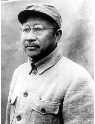 1942年，新四军副军长张云逸伪装成老农，打算去军部开会，谁知路上却被汉奸拦下，