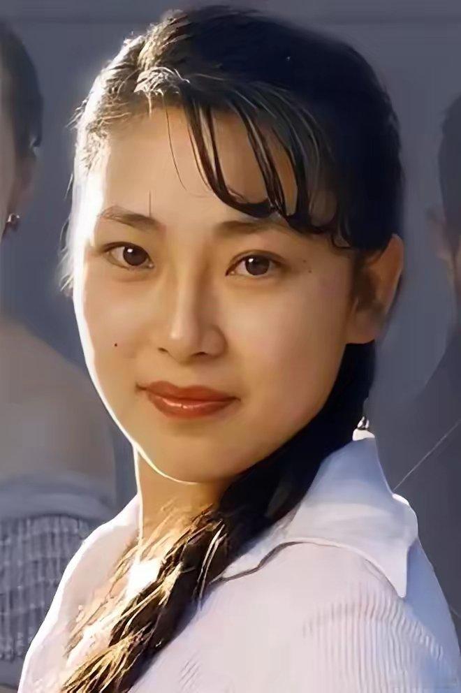 房子被银行收走那天，黄秋燕兜里只剩二十块，没去找前夫，直接进美容院给人洗头。​手
