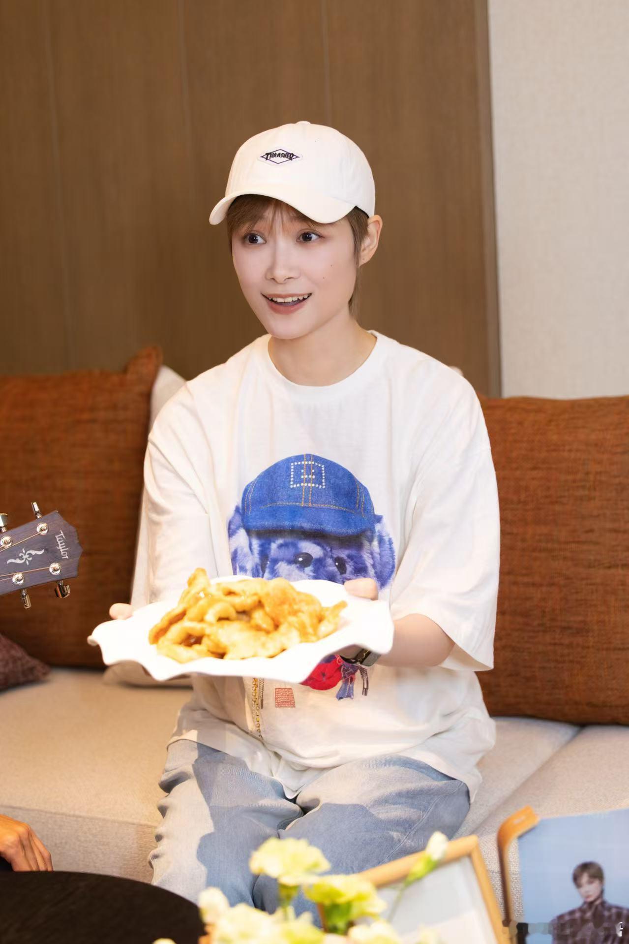 李宇春吃锅包肉 长春音乐会因天气原因被迫延期，雨中彩排许久的没有让歌迷带着遗憾离