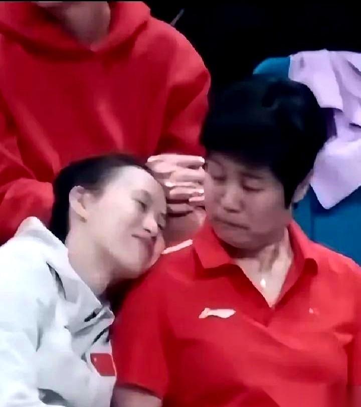 陈芋汐的教练余晓玲，算是把“教练必须严厉”这条潜规则，直接给撕了。
别人家的教练