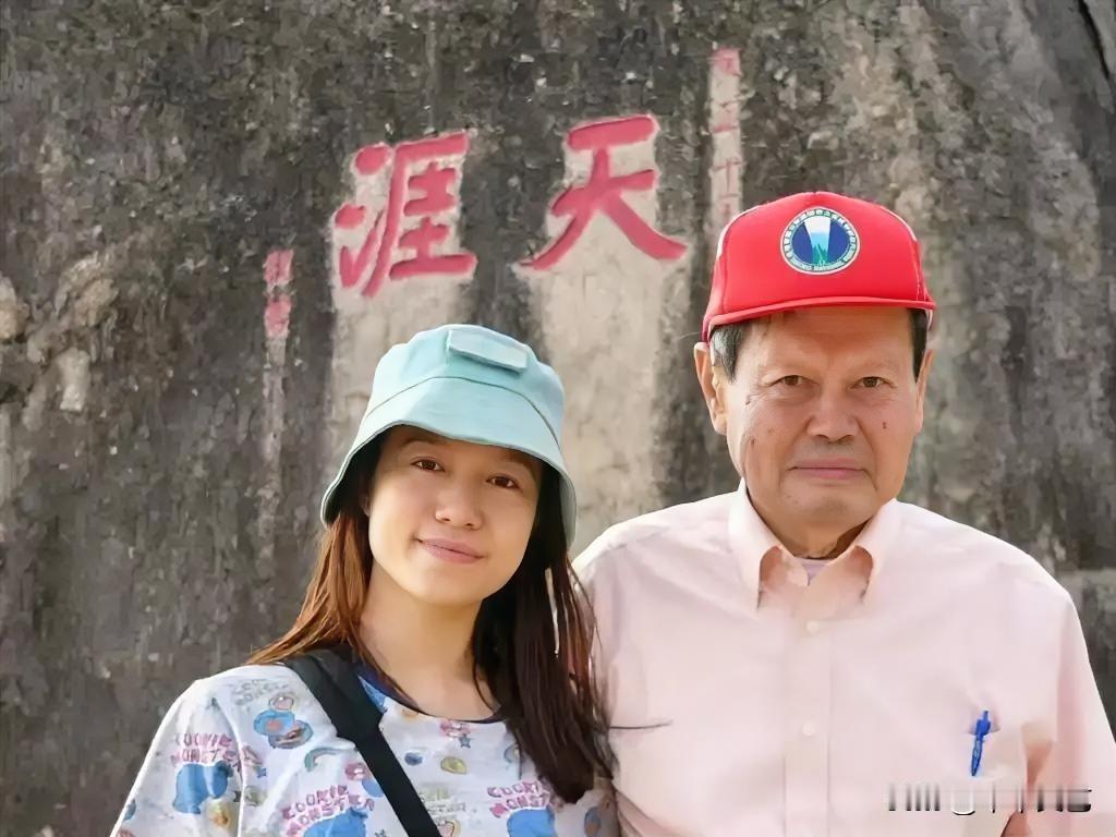 103岁杨与49翁帆结婚20年最大的遗憾就是没有“爱情结晶”！

如今杨去世，留