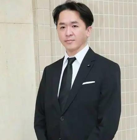 香港最“怂”的富二代，他守着15亿遗产躺吃了27年，利息滚到17亿，3个女友同住