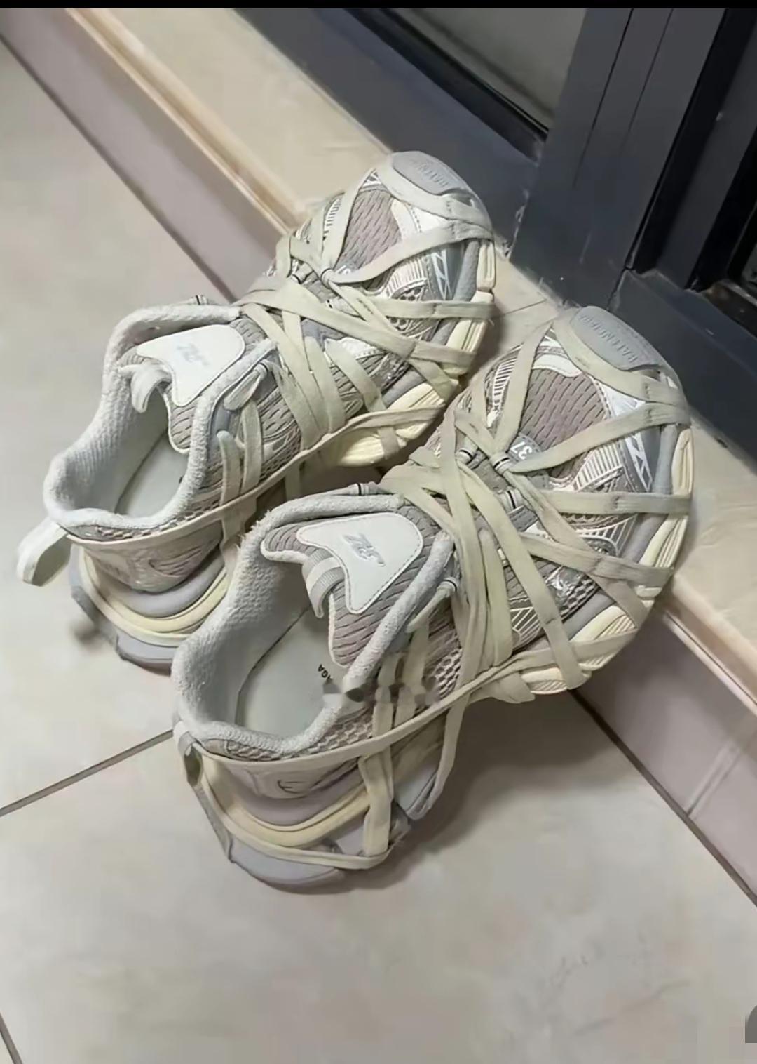 这双鞋子是某大品牌设计出厂的，据说卖7000多元！感觉就是双普通的运动鞋，上面多