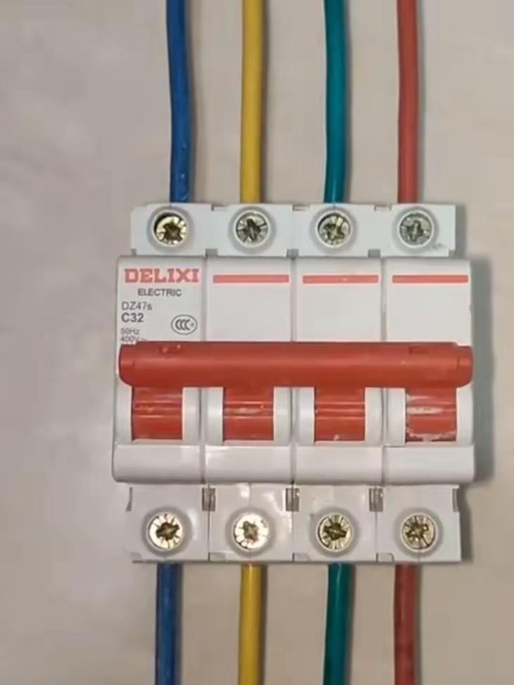 现在电工真是工资低还要懂得多吗?

是的，特别是物业电工，他们的电工技能不一定要