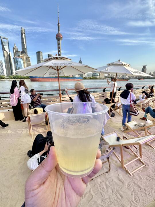 北外滩出现喝酒沙滩了！！