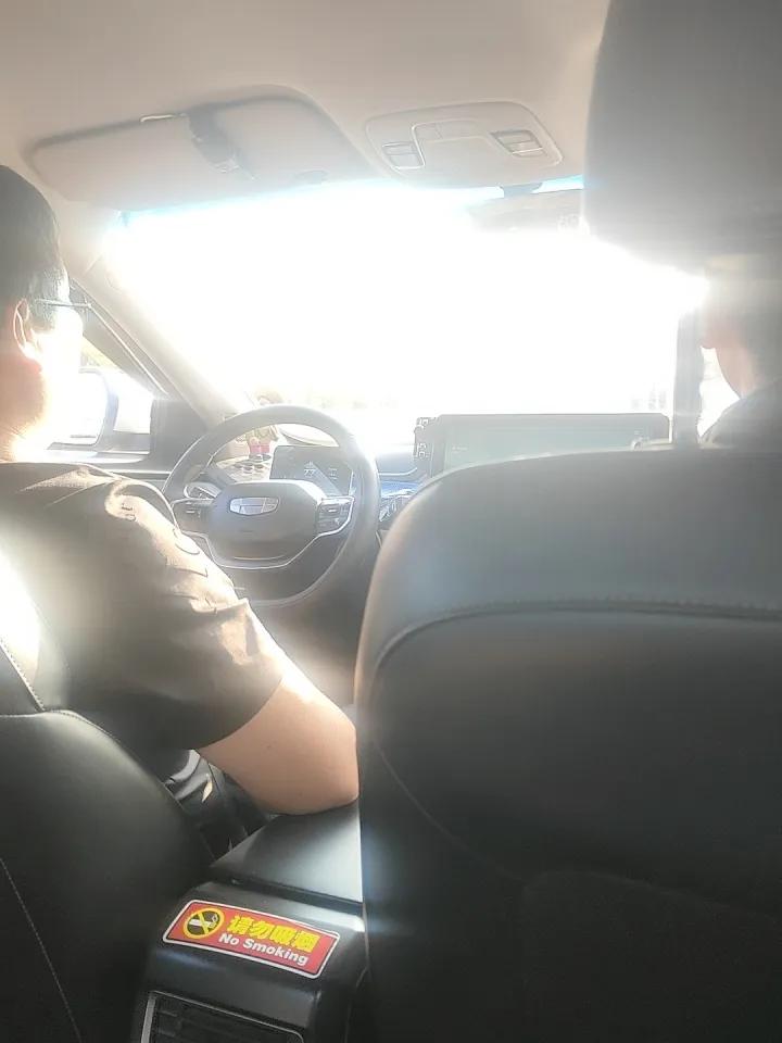 跟司机师傅聊起厦门房价，
他说，
不便宜啊，
岛内60平米的房子也要300万，