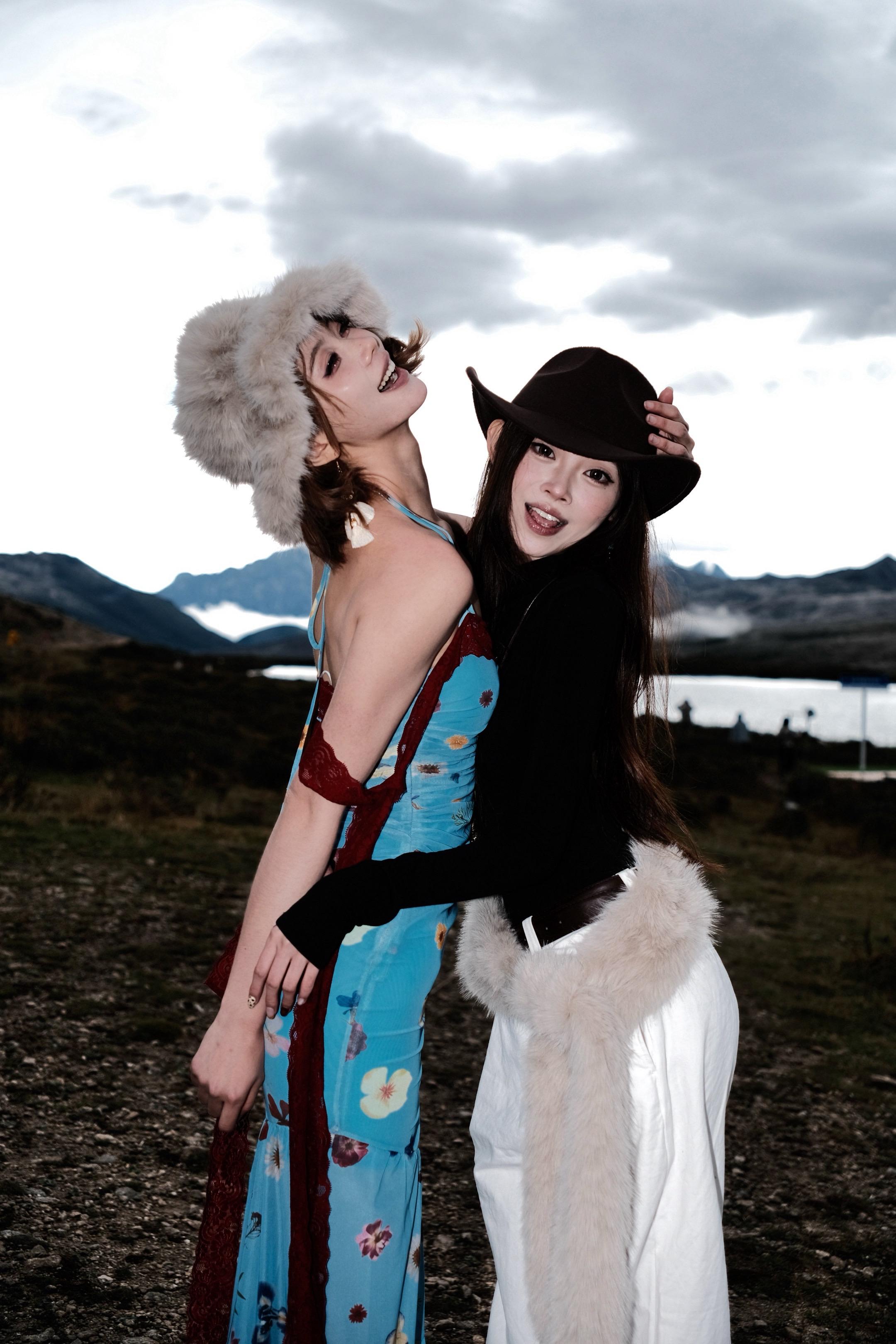 旅游的快乐朋友占一半。