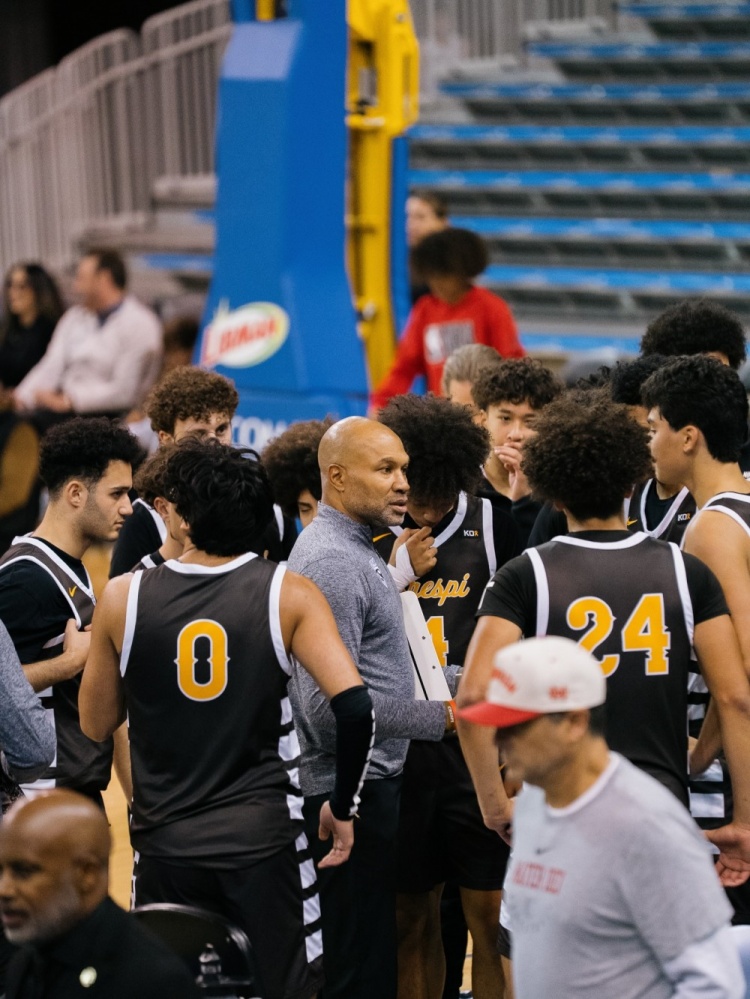 高中校队教练费舍尔晒工作照 他的继子&巴恩斯双胞胎儿子也在队中