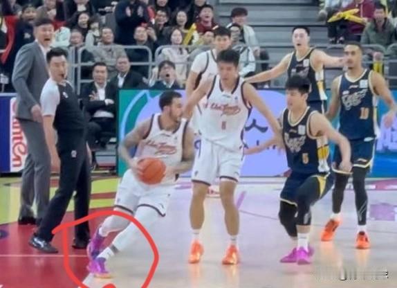 广东男篮冤枉？约克绝杀前有踩线出界嫌疑！

今晚的CBA比赛，浙江男篮的约克在加