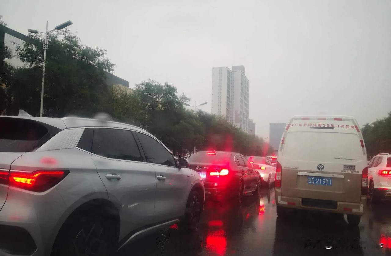  晚上，途经西咸统一大道，明显感到车比过去多多了。
回想早晨，自沣河桥向西，车辆