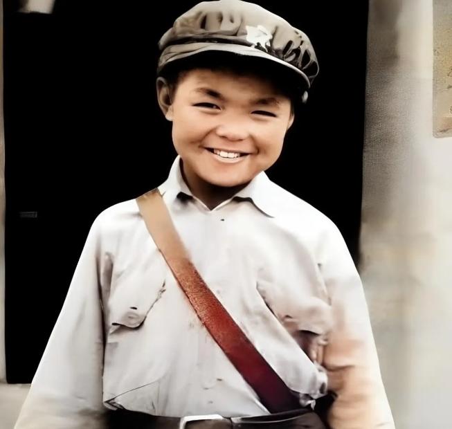 1955年，29岁的向轩被授予中校军衔，阅档首长看到他履历表上的“军龄22年”，