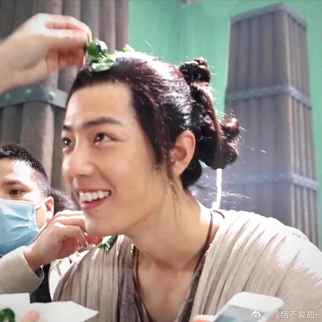 肖战自己用头去接菜叶子未免也太可爱了吧啊啊啊啊啊啊啊[抓狂][抓狂] ​​​