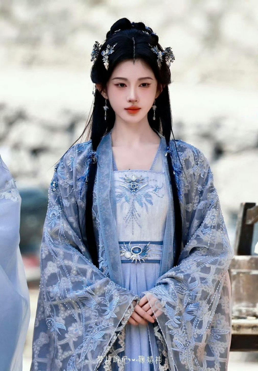 网传鞠婧祎月鳞绮纪4月份播 不过是不是真的还是期待一下鞠婧祎的露芜衣