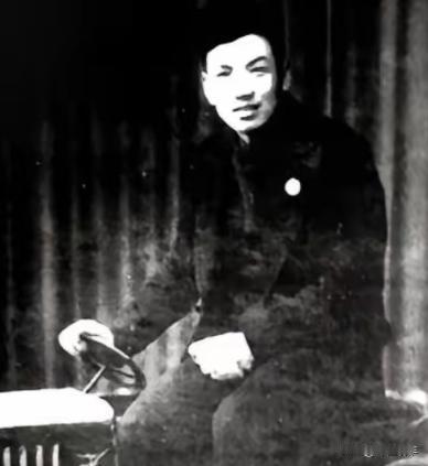 1947年，地下党员汪戈被捕，中统正要用刑，李茂堂却推门进来，先对汪戈使了一个眼