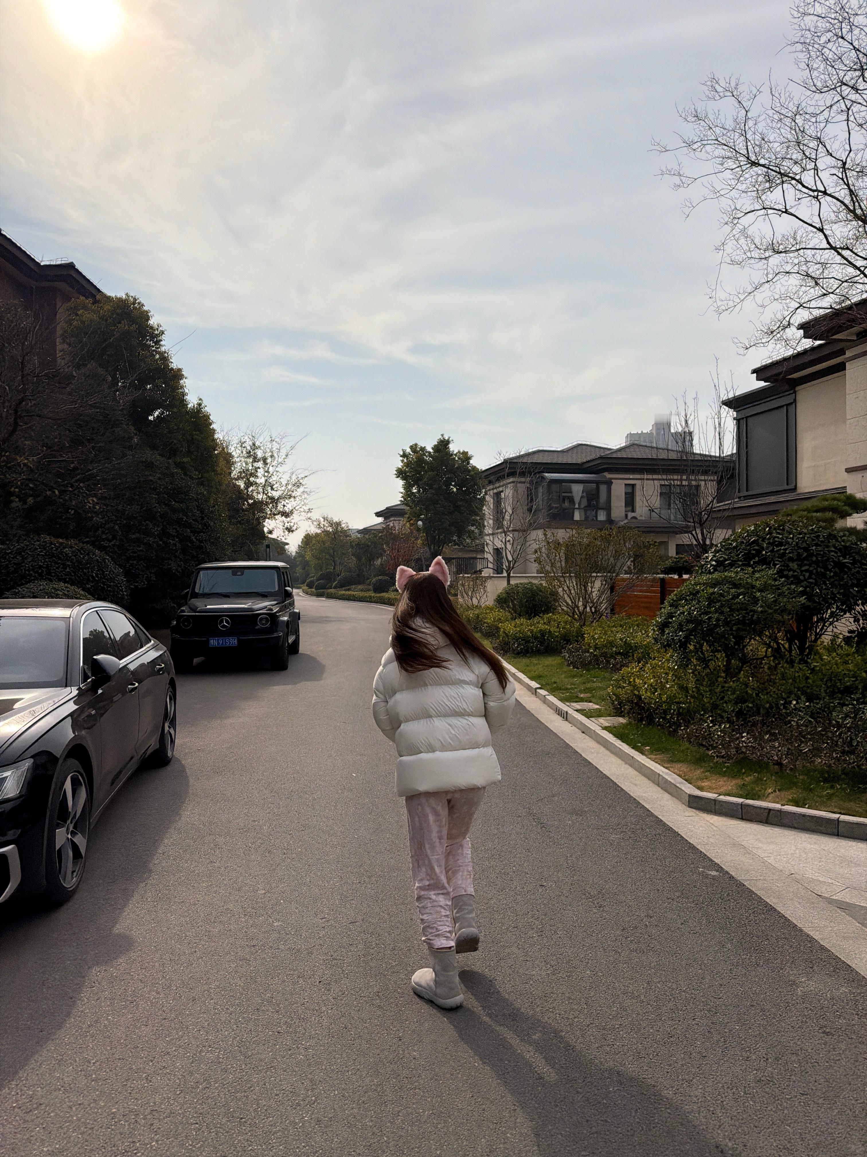 出门买菜我这样穿有毛吗 弟弟为啥拍我？ 