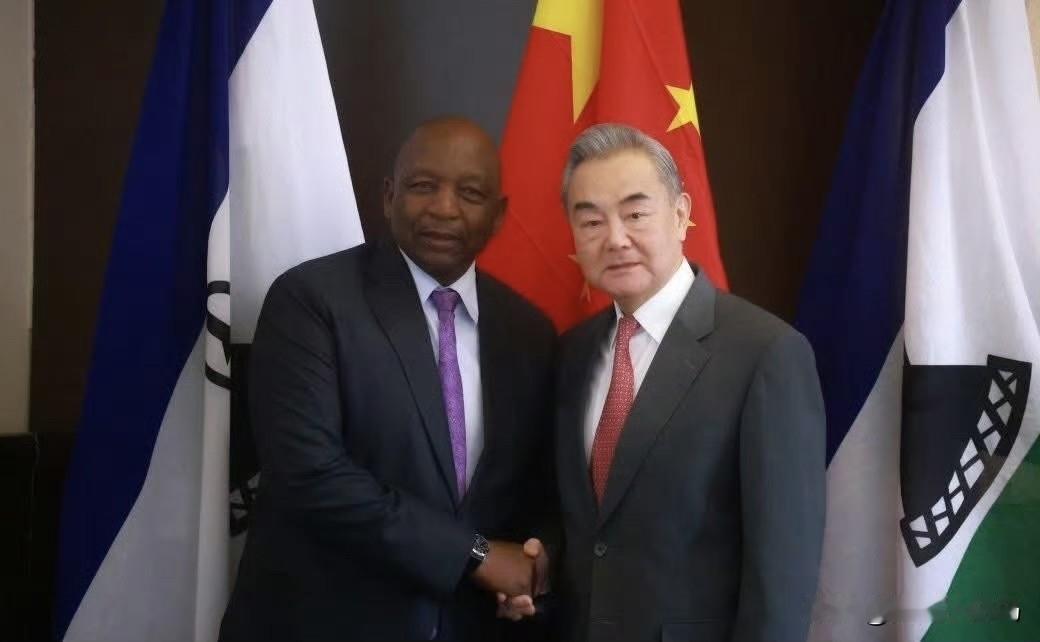 王毅外长访问莱索托王国。
马塞卢当地时间1月10日下午，王毅外长同莱索托首相马特