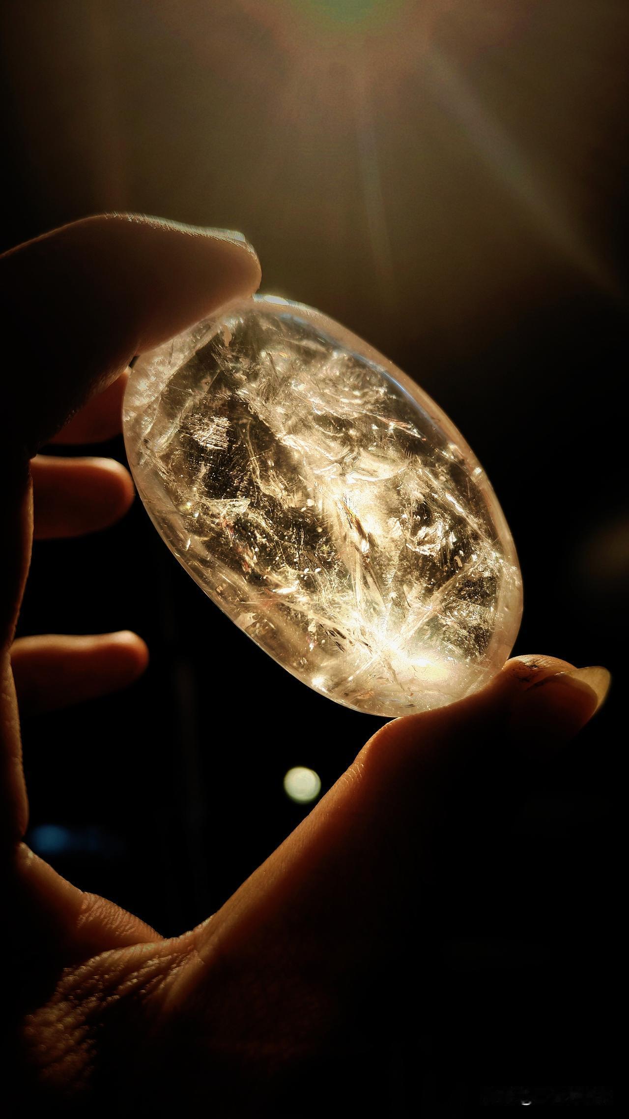 关于水晶的传说，一种自身携带神秘密码的天然矿石！
玛雅水晶头骨：远古水晶里的低语