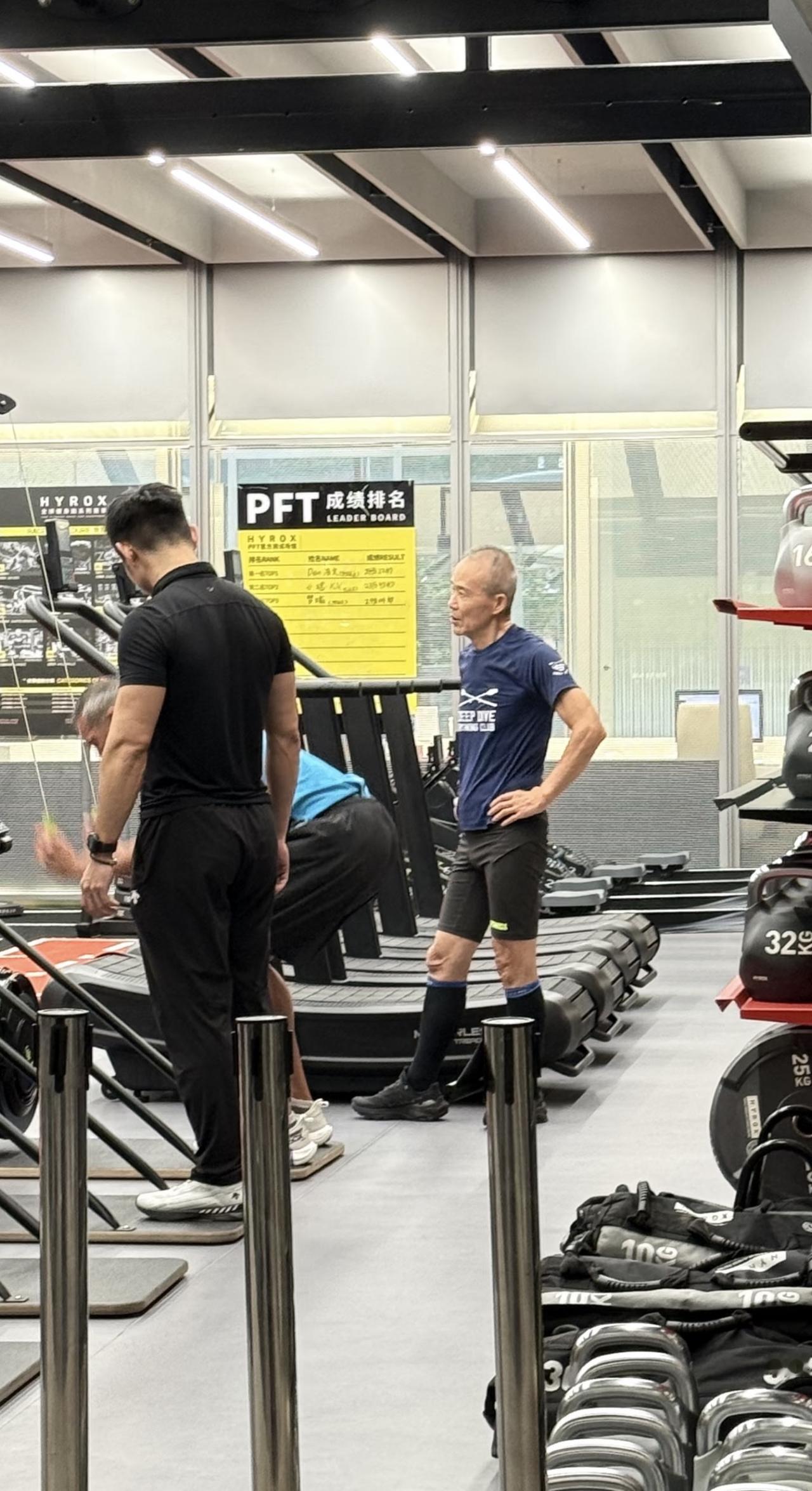近日，有网友在健身房偶遇王石，他正在练hyrox的画面。

75岁王石这样的健身