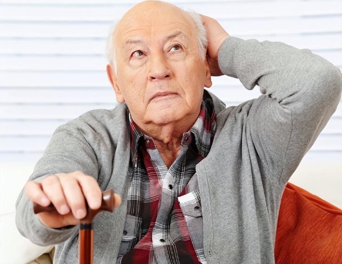 午睡新研究：白天多睡1小时，老年痴呆风险或增加40%？医生劝告：60岁以后的老人