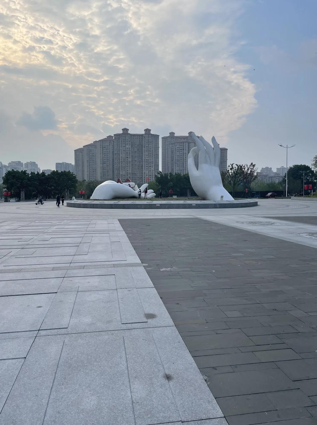 佛手广场
       ——南木子
灵泉胜境前广场，
一只佛手托希望。
好多市民