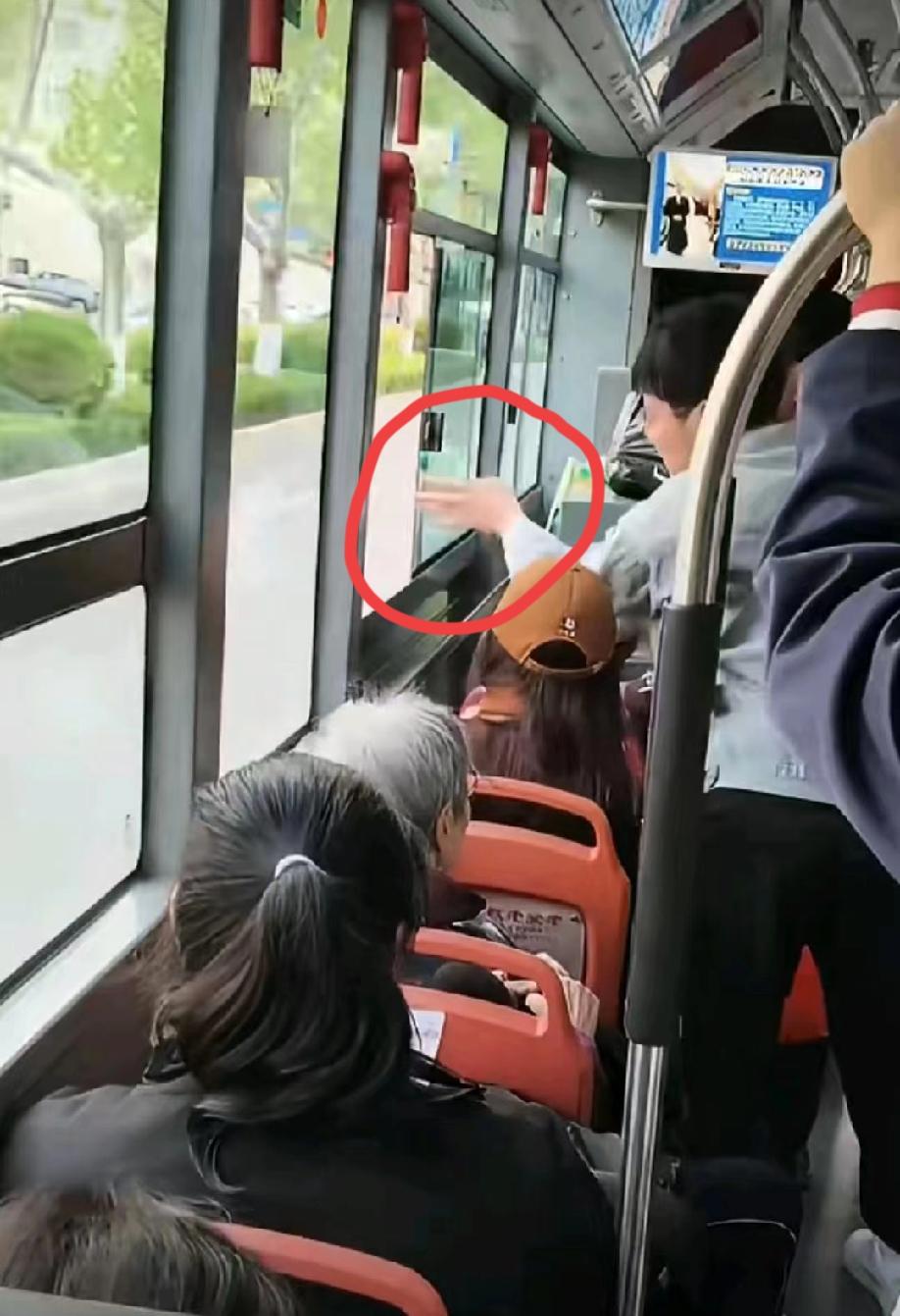 公交车上的一幕，坐着的女子嫌风大要关窗，站着的小伙执意要通风，两人互不相让发生争