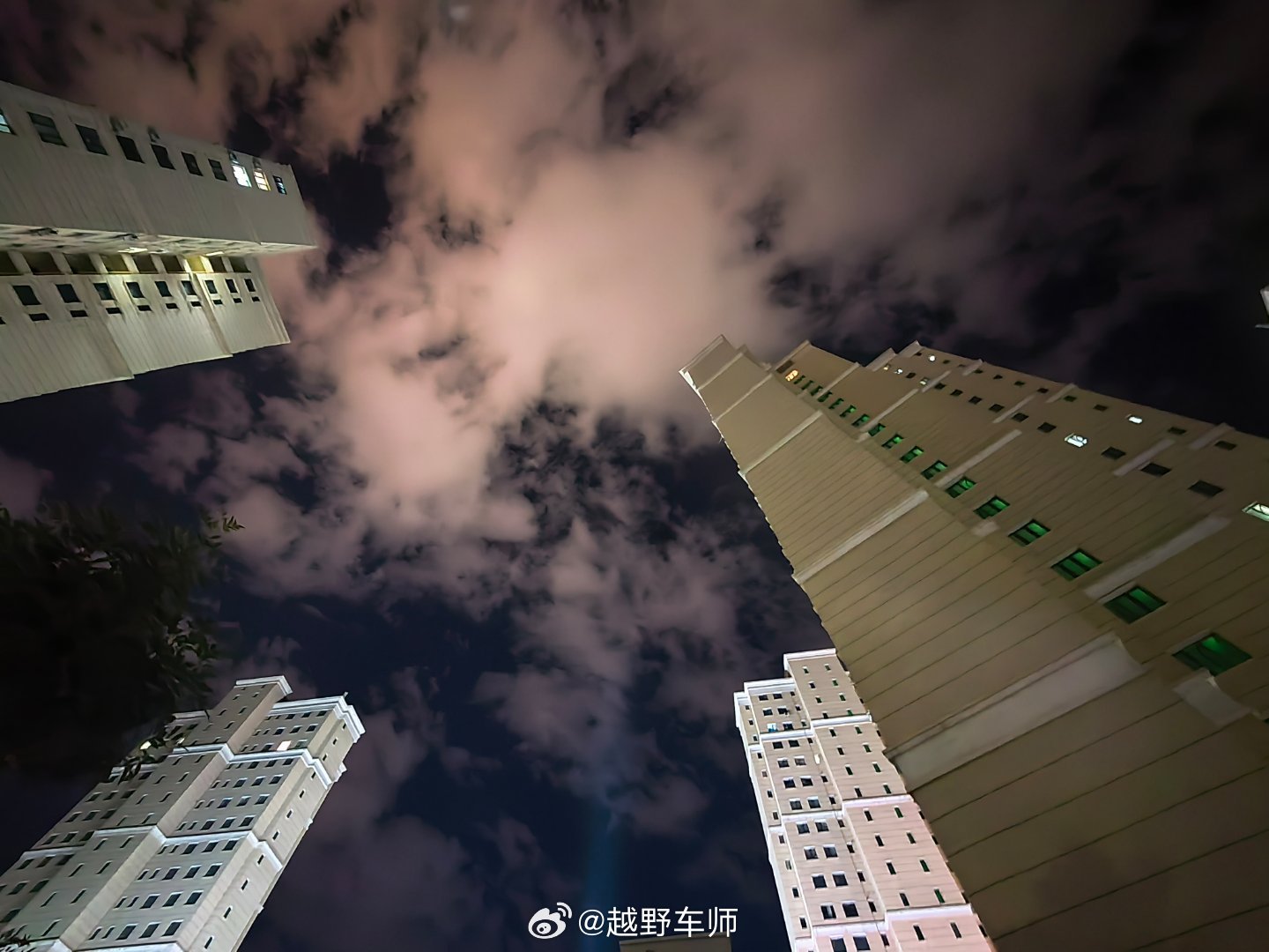 新疆自驾[超话]越野车师[超话]城市夜色，人间万家灯火。  ​​​