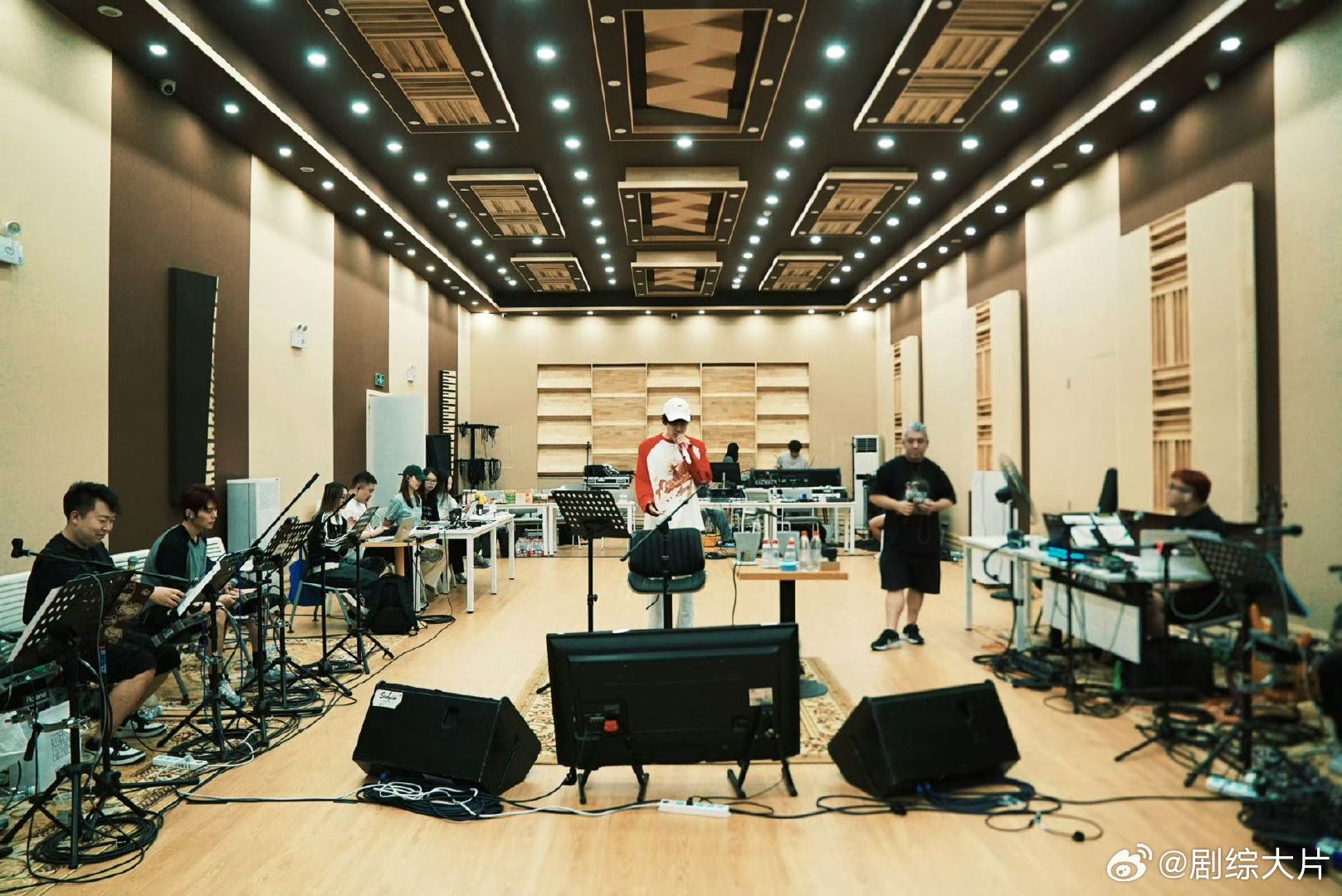 付辛博备战演唱会排练 谁刷完直接把7月11日标红！从剧组无缝衔接排练室，每段旋律