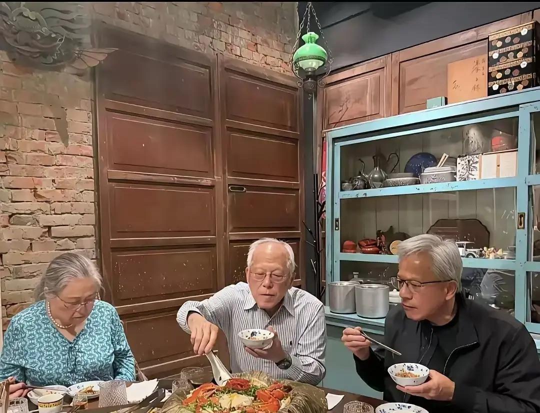 黄仁勋身价三兆台币，请爸妈吃饭，没选米其林，车开进巷子深处一家私厨。

桌上摆的