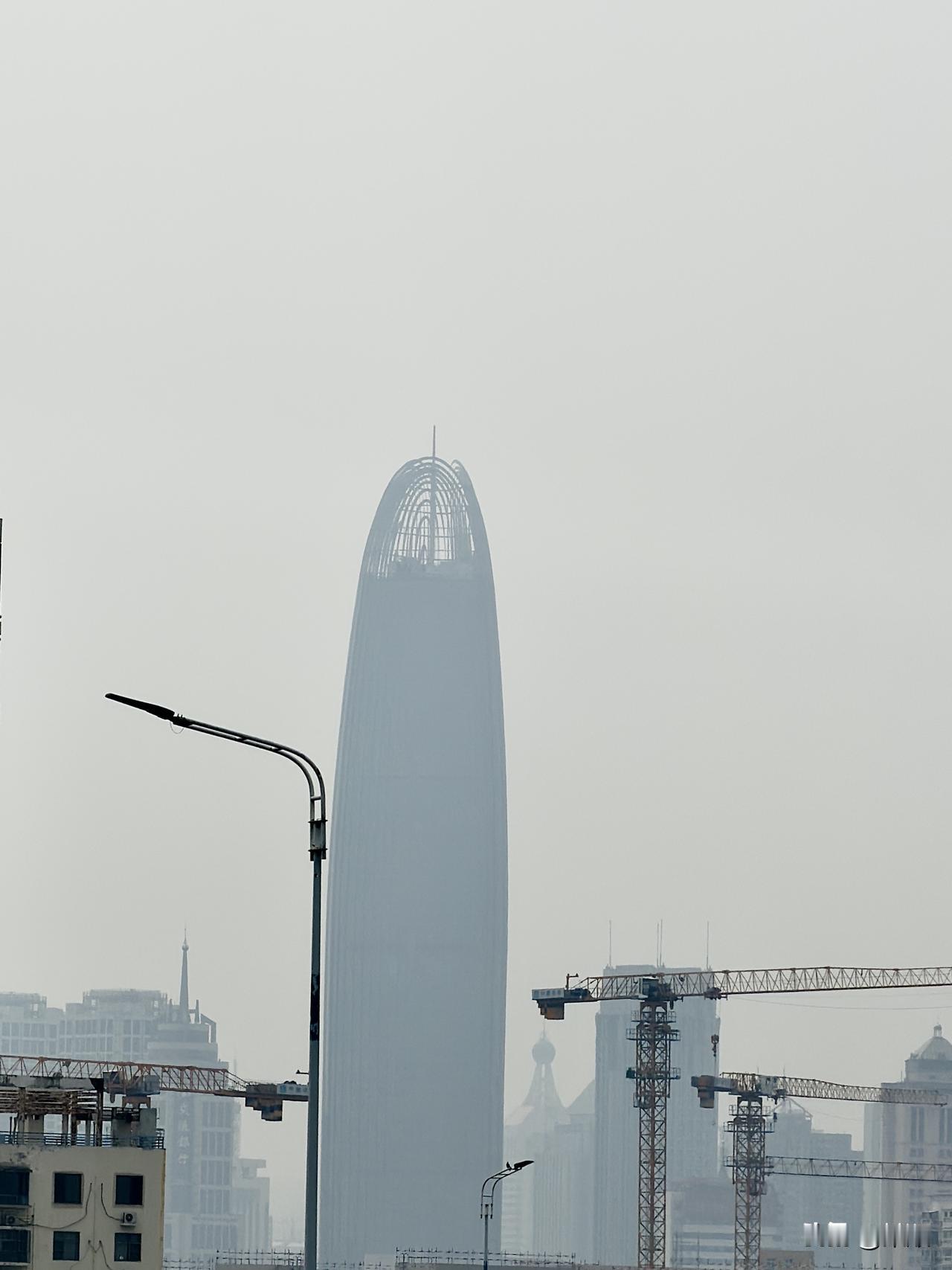 《每个城市都有一个显眼包建筑》

济南的这个显眼包，传说是建在大阴之地，为平衡风