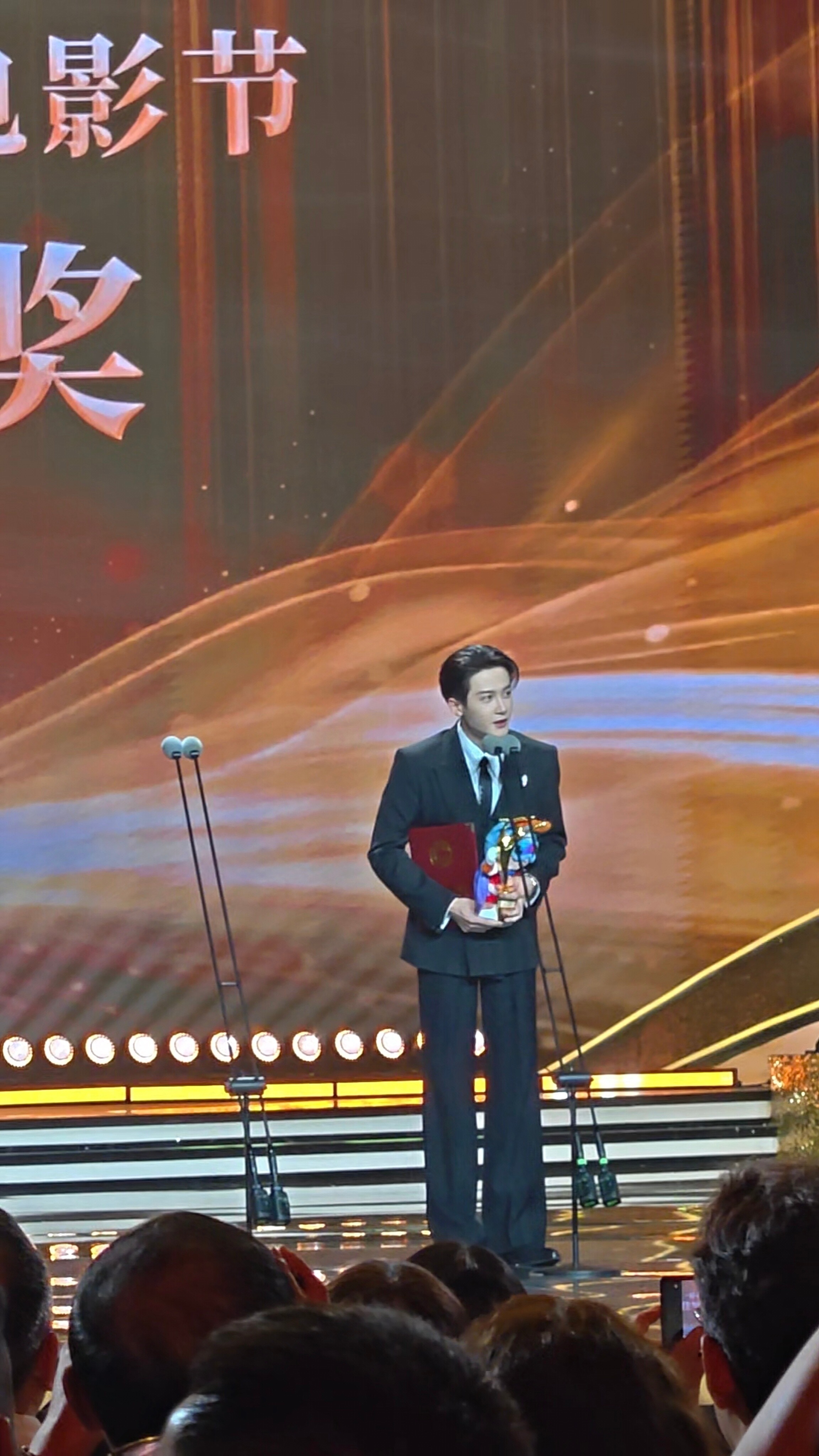 檀健次金鹿奖最佳男演员咳咳，都让一让，影帝来了[喵喵] ​​​