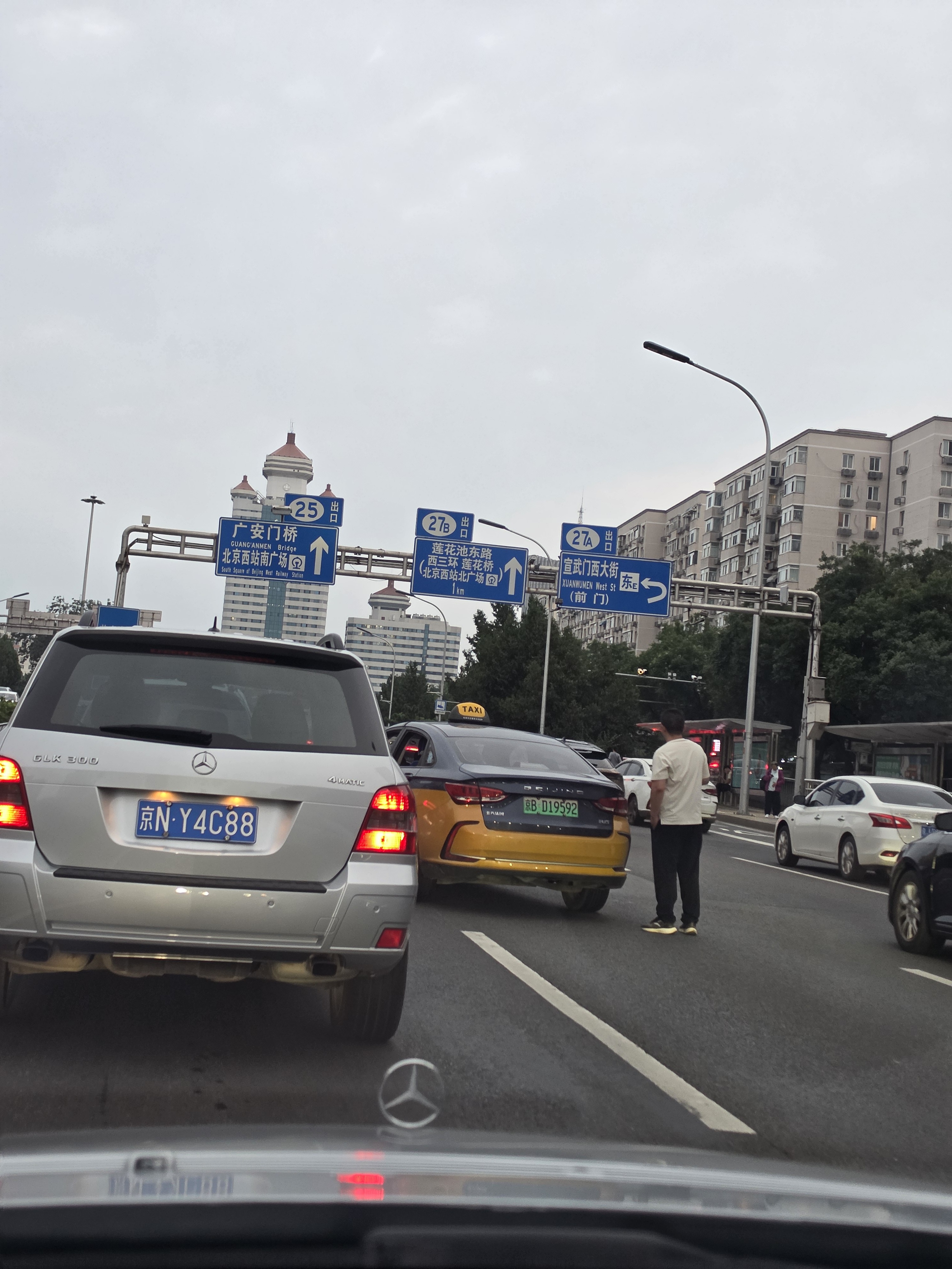 发生轻微事故以后5分钟内不挪车建议直接判全责。本就是全责的建议直接扣6分交通堵塞
