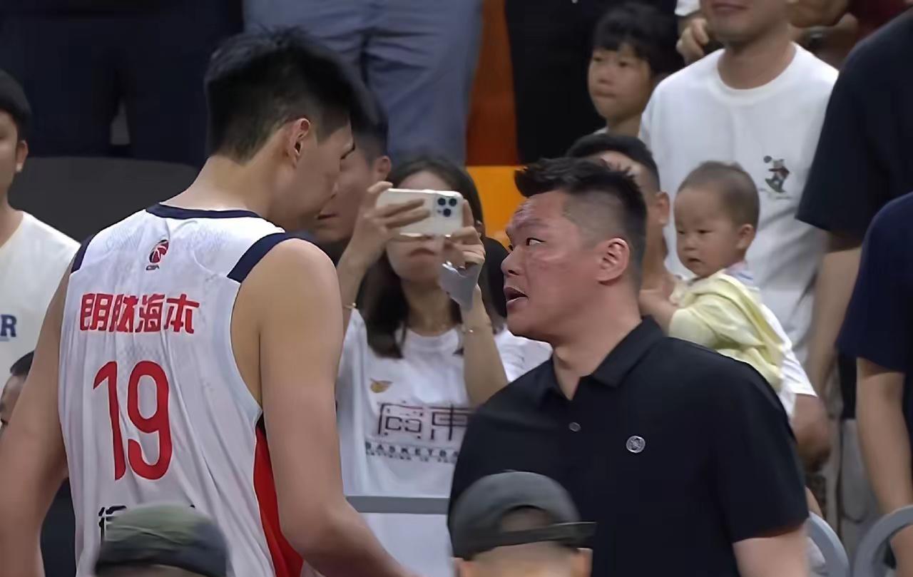 谁能想到，十一冠王广东男篮，会在自家季后赛主场，栽在同城对手广州男篮手里，直接0